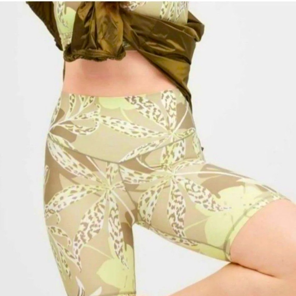 NWOT Aerie Offline Real Me Green Tropical Bike Bicycle Short Size Small​…​